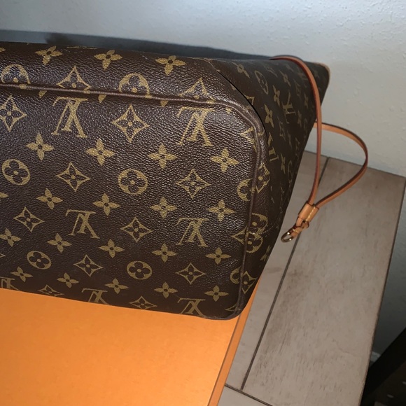 Authentic Louis Vuitton Neverfull GM - Picture 4 of 16